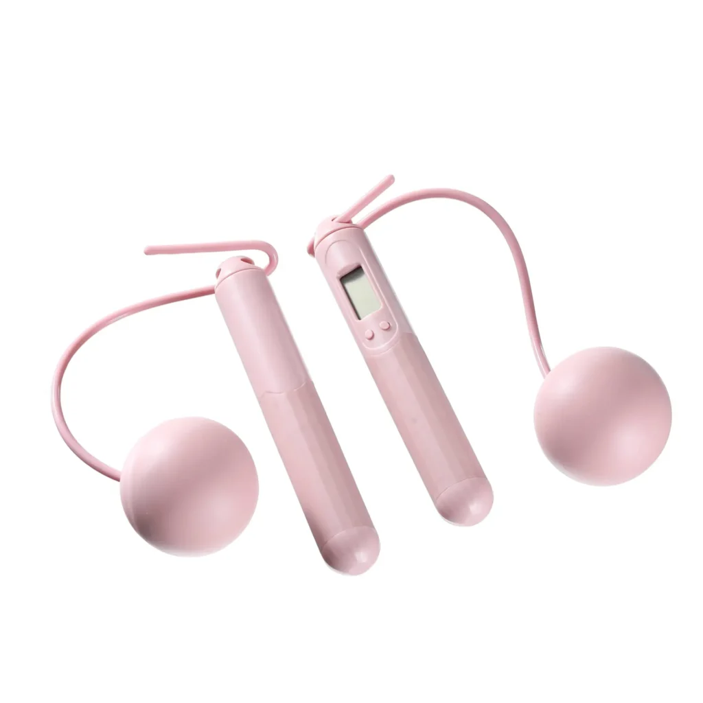 שני חבלי קפיצה אלחוטיים ורודים, אחד מהם עם מונה קפיצות, על רקע לבן.